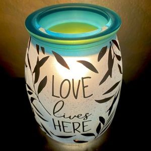 Love lives here Scentsy warmer